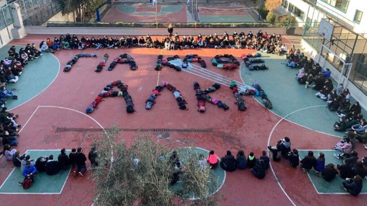 Μαθητές θρηνούν για τον άδικο χαμό του Άλκη και στέλνουν ένα δυνατό μήνυμα
