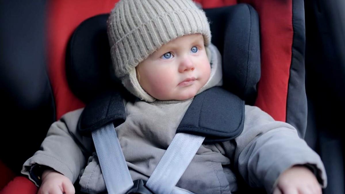 Παιδίατρος: ΠΟΤΕ παιδί με μπουφάν στο καθισματάκι του αυτοκινήτου!