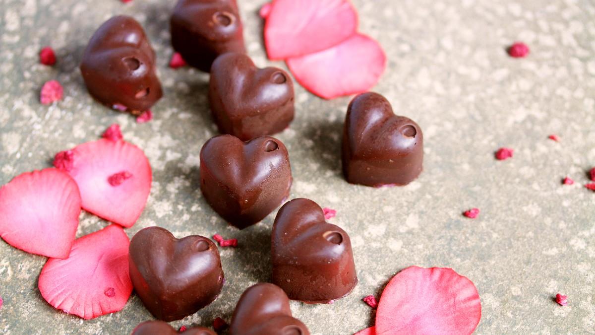 Τέλεια σοκολατάκια καρδιές με καραμέλα για τη γιορτή του Αγίου Βαλεντίνου!
