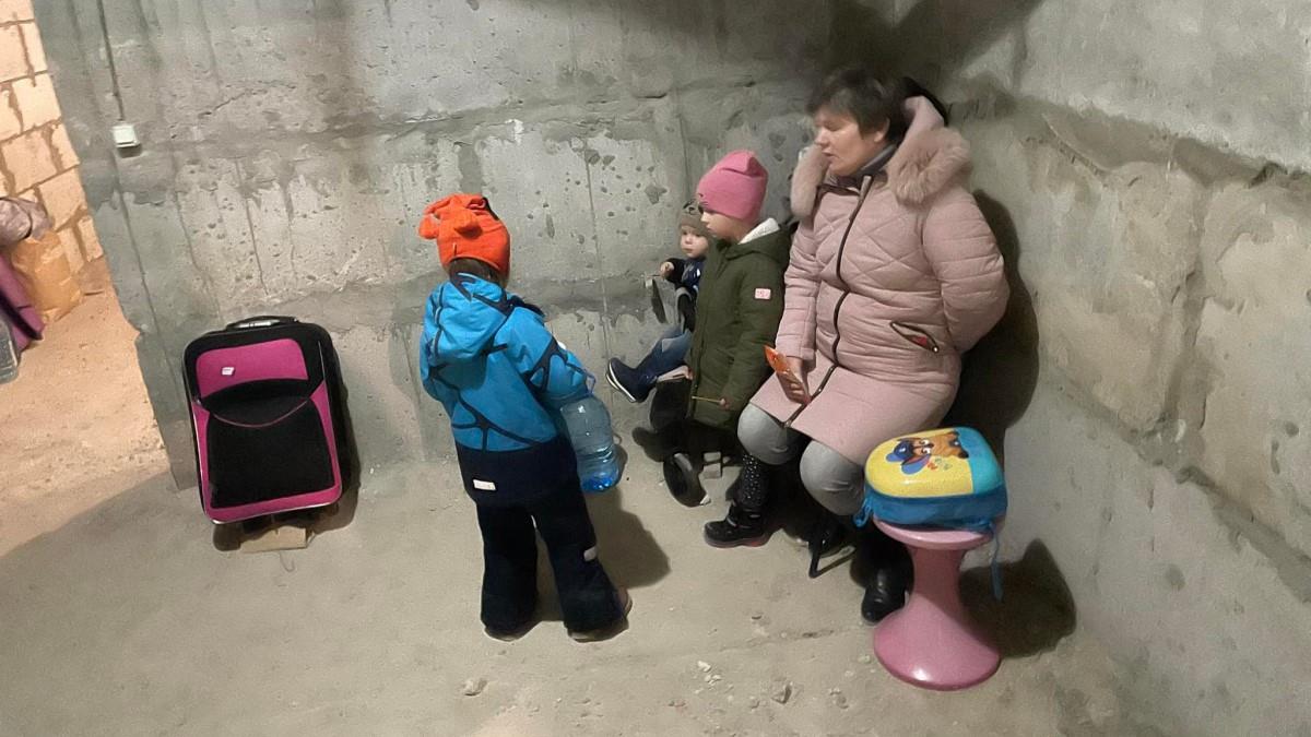 Ουκρανία: σοκαριστικές εικόνες γονιών που παλεύουν να σώσουν τα παιδιά τους