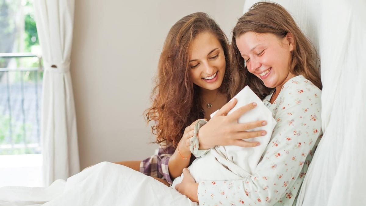 4 τρόποι να βοηθήσετε μια νέα μαμά (χωρίς να περιμένετε να σας το ζητήσει)