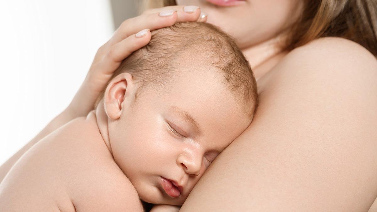 Skin to skin: τα απίστευτα οφέλη της επαφής δέρμα με δέρμα για τη μαμά και το μωρό