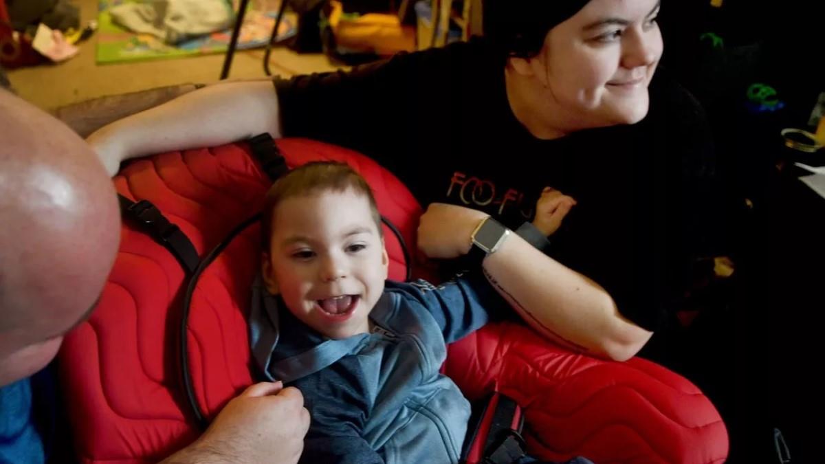 10χρονος συγκέντρωσε χρήματα για να βοηθήσει νήπιο με εγκεφαλική παράλυση