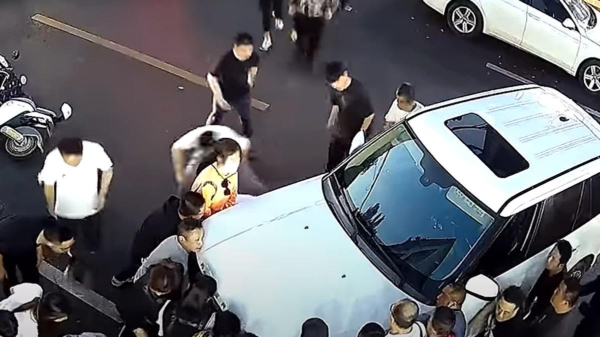 Περαστικοί έσωσαν κοριτσάκι που εγκλωβίστηκε κάτω από αυτοκίνητο!