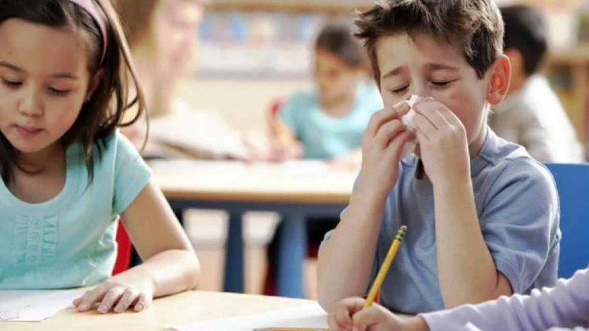 Παιδίατρος: μη στέλνετε τα άρρωστα παιδιά σχολείο όταν έχουν ακόμα συμπτώματα