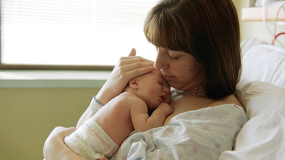 Ήθελε να δώσει το μωρό της για υιοθεσία μέχρι που γέννησε και το πήρε αγκαλιά