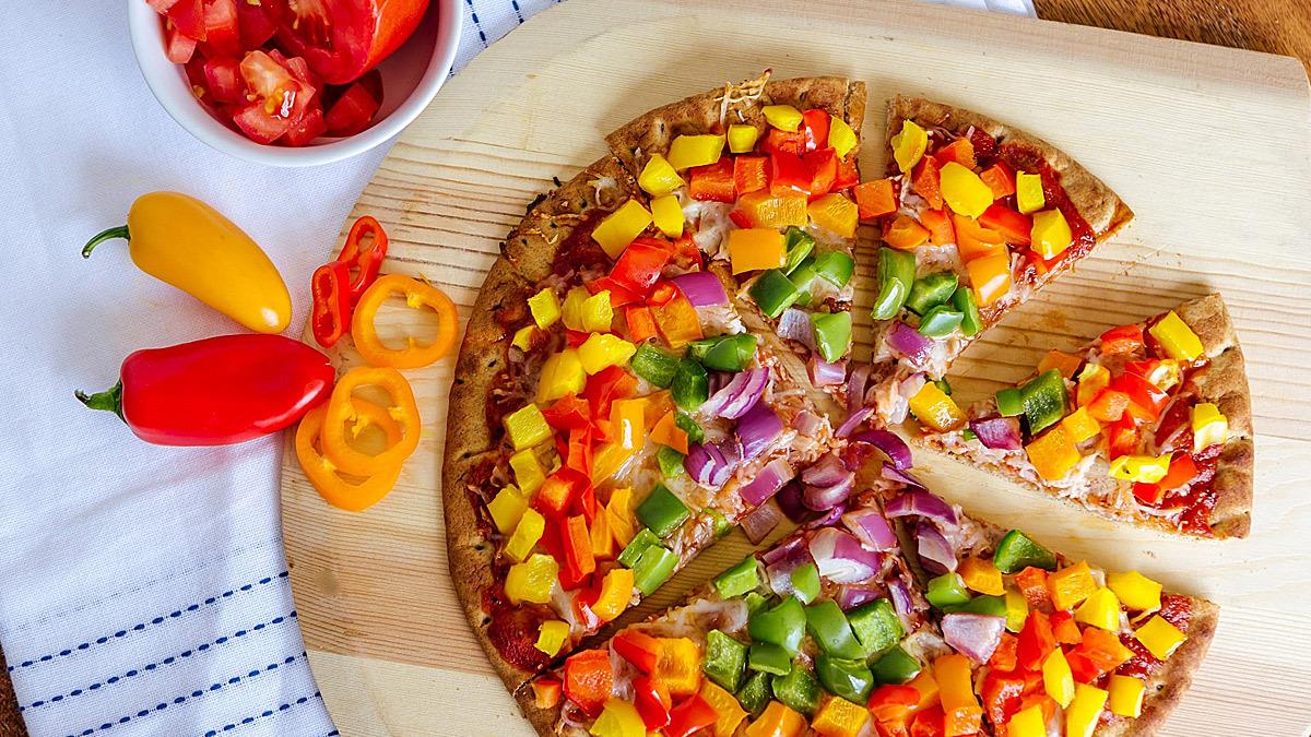 Πίτσα ουράνιο τόξο: o έξυπνος τρόπος για να φάνε τα παιδιά λαχανικά