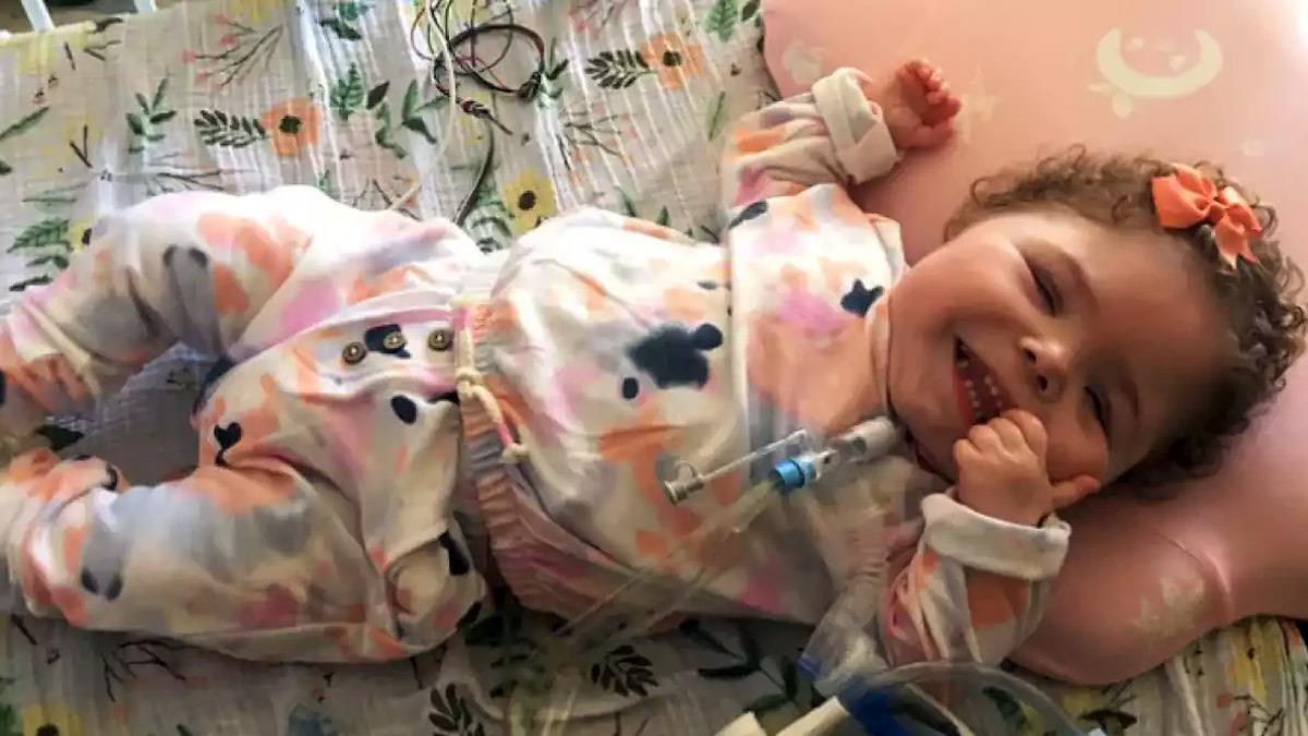 Κοριτσάκι με πνευμονοπάθεια πάει πρώτη φορά σπίτι του μετά από 2 χρόνια νοσηλείας