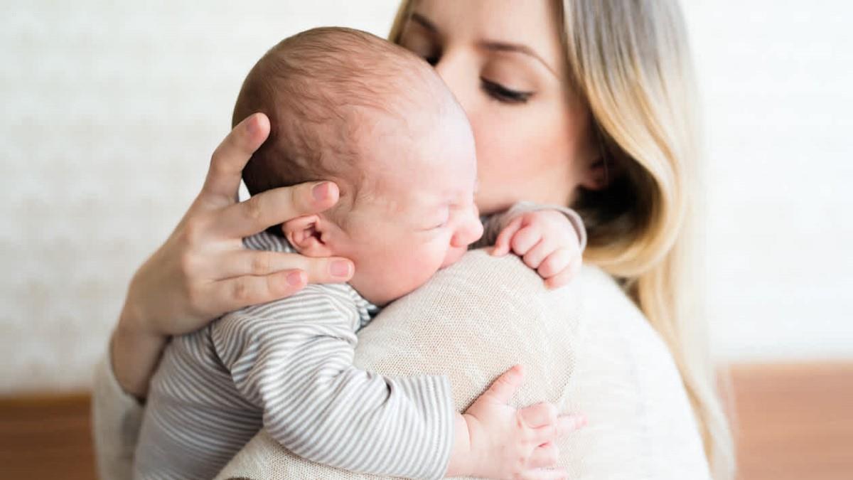 Παιδίατρος: όταν κλαίει το μωρό, πάρτε το αγκαλιά - είστε η ασφάλειά του