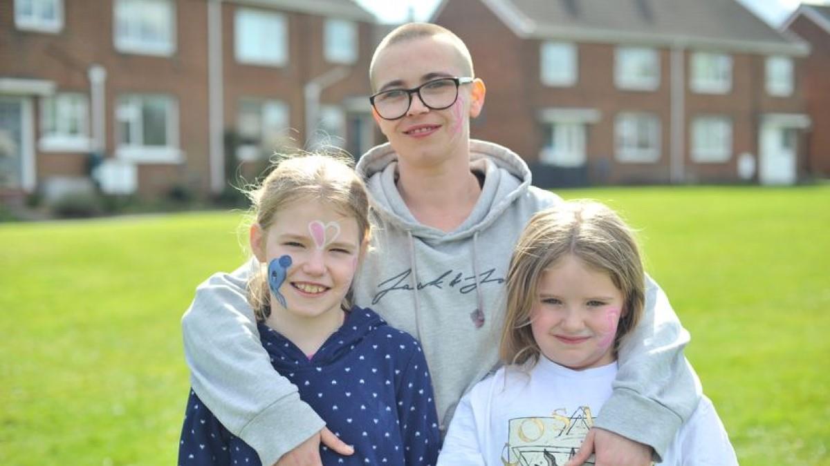 Μαμά δίνει γενναία μάχη με τον καρκίνο: «οι κόρες μου με κρατούν δυνατή»