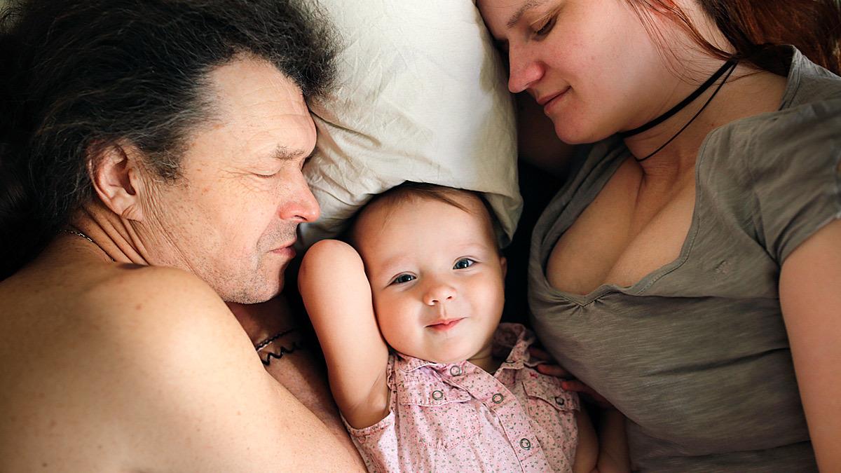 Πώς μπορώ να μάθω στη 16 μηνών κόρη μου να κοιμάται μόνη της και όχι ανάμεσά μας;