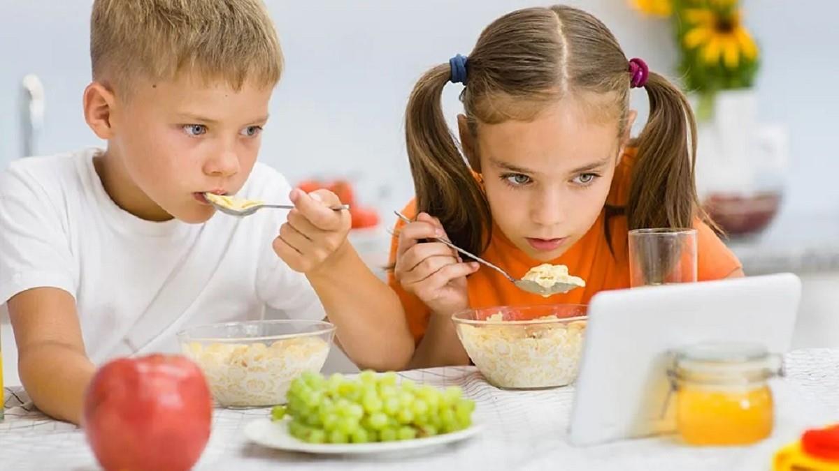 5 τρόποι για να σταματήσει το παιδί να τρώει μπροστά στην οθόνη