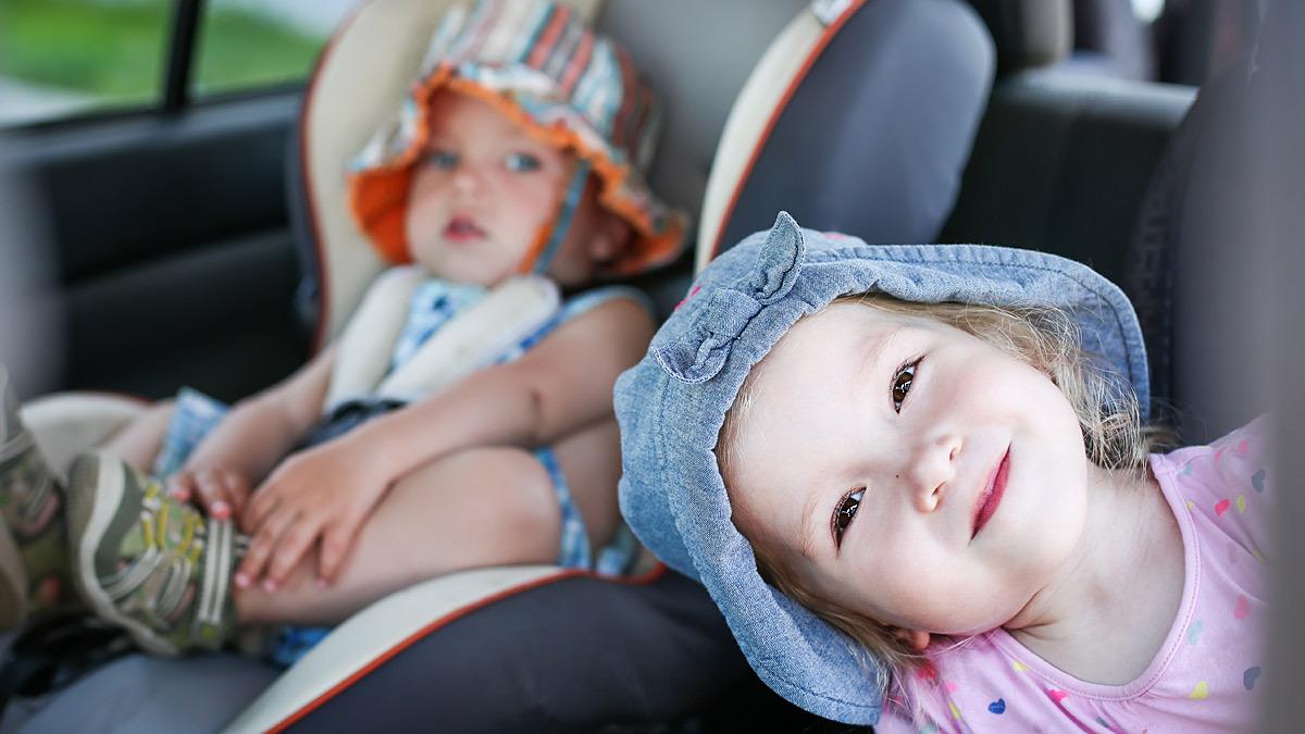 Παιδιά στο αυτοκίνητο το καλοκαίρι: 5 χρήσιμες συμβουλές για να είναι ασφαλή