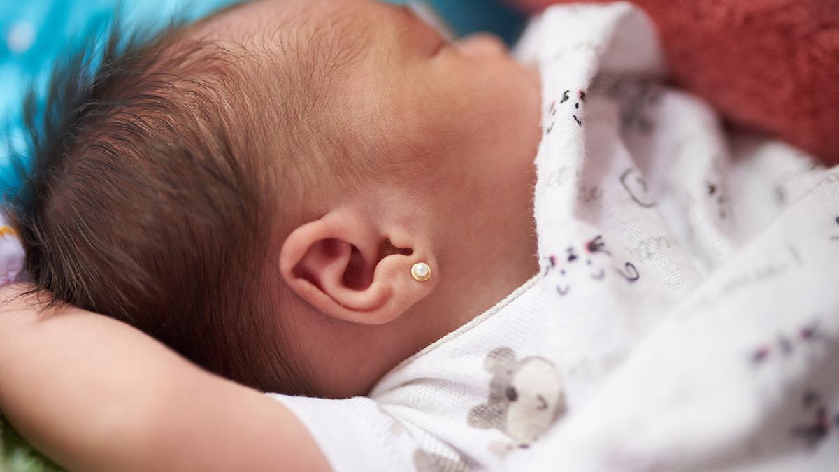 Μαμά τρύπησε τα αυτιά της 2 ημερών κόρης της: «τόσο μωρά δεν πονάνε καθόλου!»
