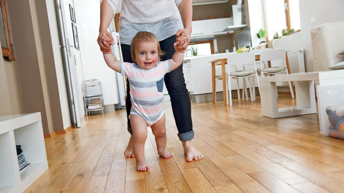 Παιδίατρος: «είναι ό,τι καλύτερο για τα μικρά παιδιά να περπατούν ξυπόλυτα»