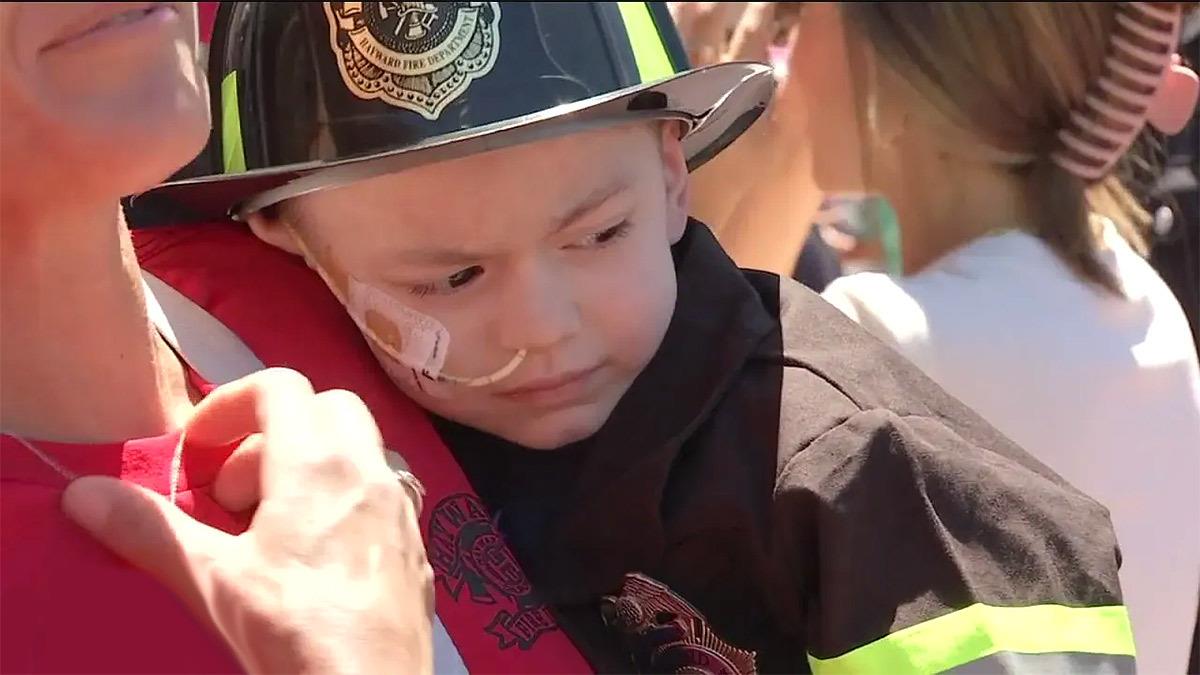 4χρονος με καρκίνο έγινε πυροσβέστης για 1 μέρα - ήταν το όνειρό του!