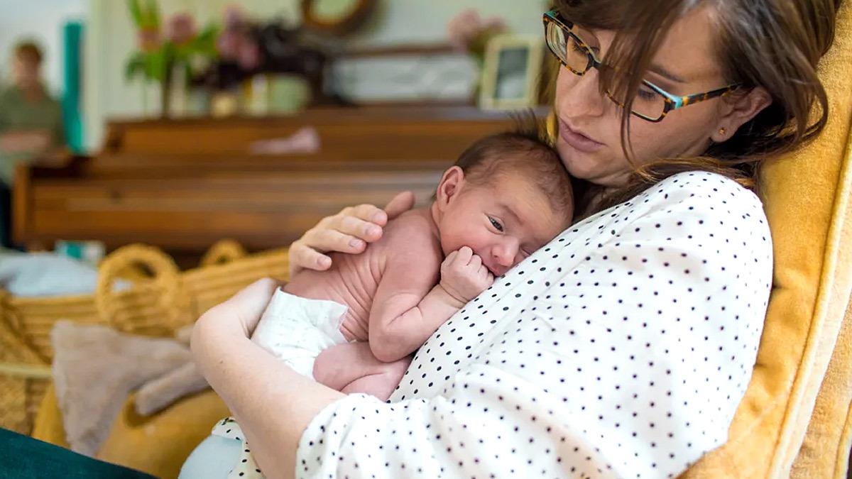Γέννησε το μωράκι της μέσα σε 15 λεπτά: «ήταν πανεύκολο, δεν πόνεσα καθόλου!»