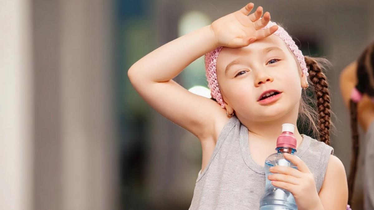 Πόσο νερό πρέπει να πίνουν τα παιδιά το καλοκαίρι ανάλογα με την ηλικία τους
