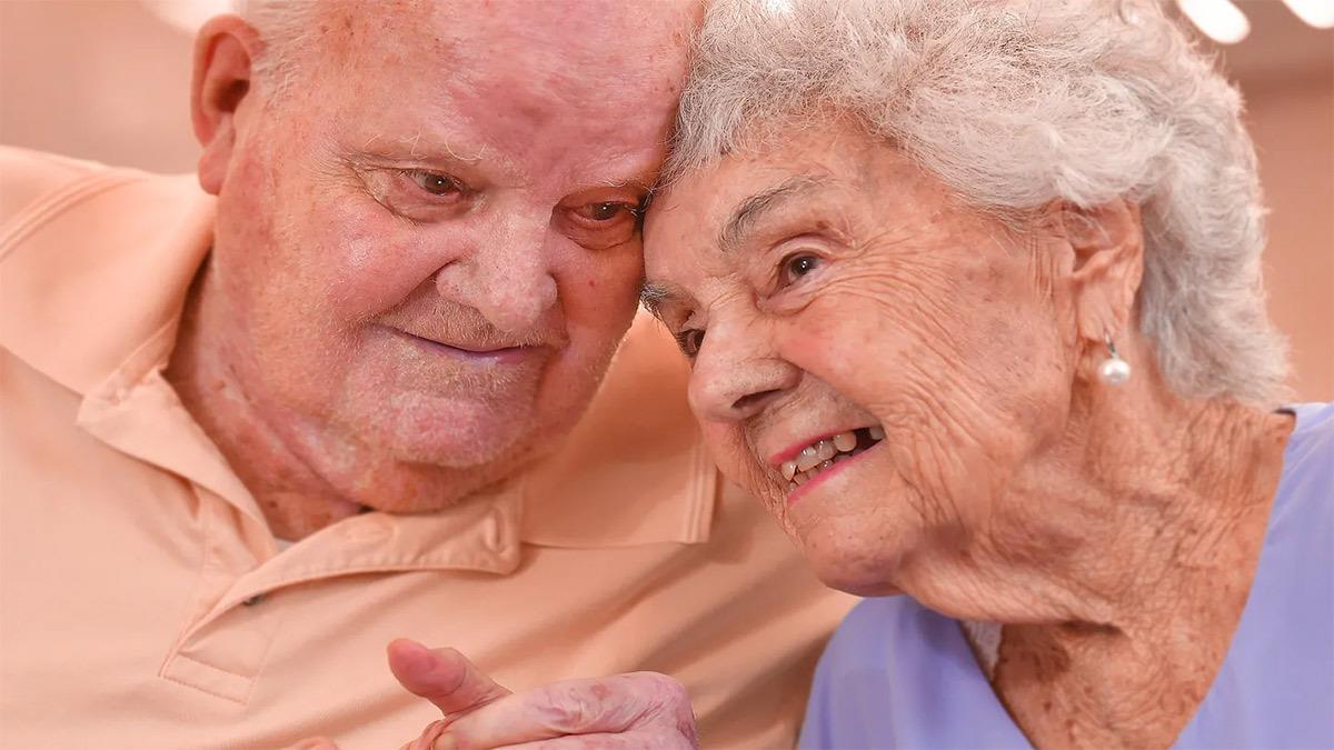 «Είμαστε πολύ καλοί φίλοι»: το μυστικό ενός ζευγαριού που είναι μαζί 74 χρόνια