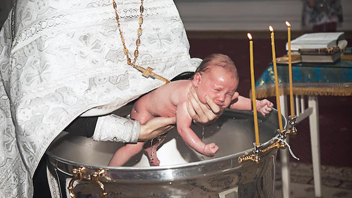 Παραλίγο τραγωδία σε βάφτιση: γιατρός έσωσε μωρό που έχασε τις αισθήσεις του