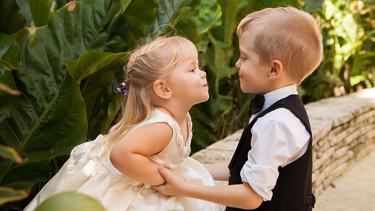«Αγάπη είναι...»: όσα πρέπει να ξέρει ένα παιδί για τον έρωτα