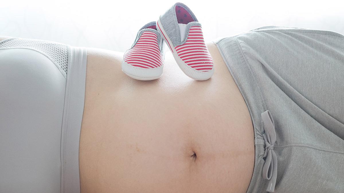 «Ήμουν 7 μηνών έγκυος και δεν είχα κοιλιά»: η ασυνήθιστη εγκυμοσύνη μιας μαμάς