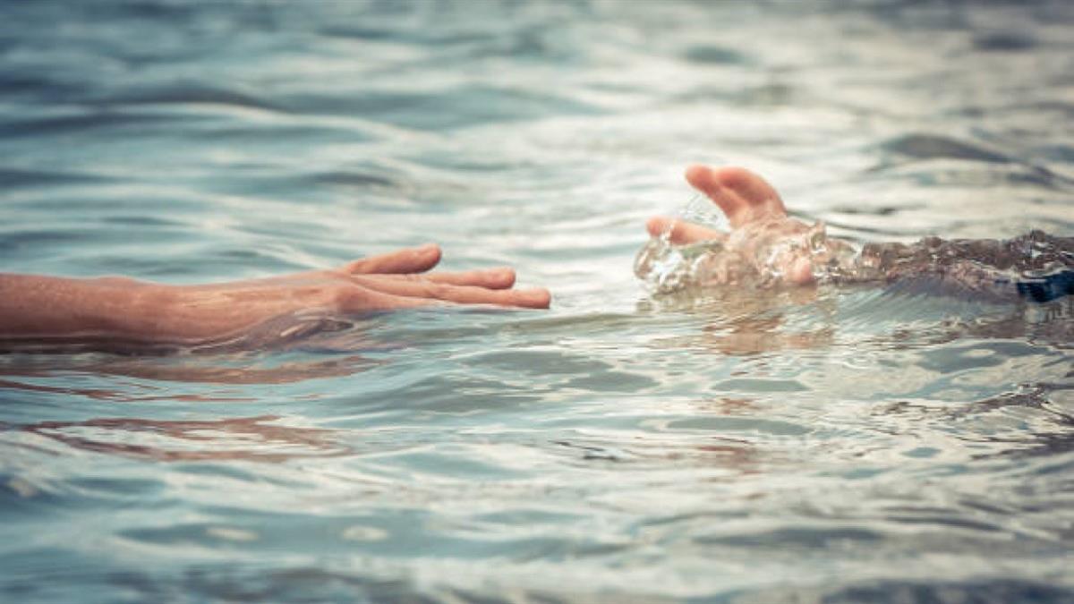 6χρονη πνίγηκε ενώ έκανε μπάνιο στη θάλασσα μαζί με τον μπαμπά της
