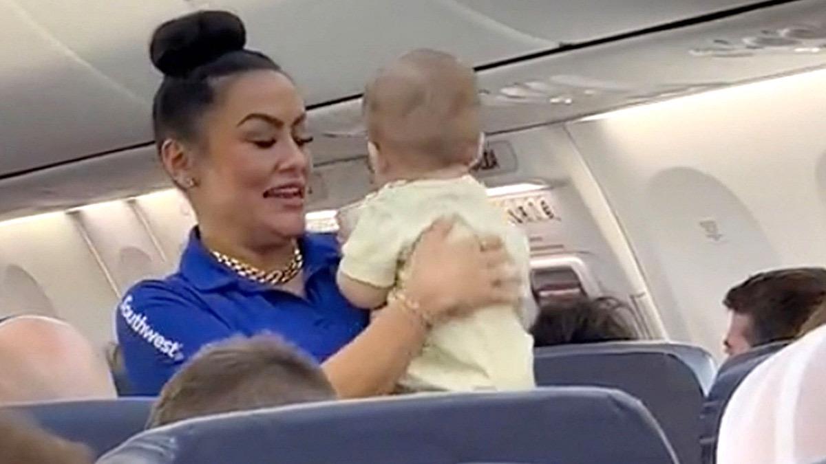 Αεροσυνοδός «ξεναγεί» μωράκι που κλαίει στο αεροπλάνο για να το ηρεμήσει