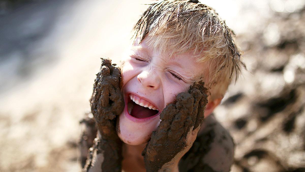Η επιστήμη μίλησε: το παιχνίδι με τη λάσπη κάνει τα παιδιά πιο ευτυχισμένα!