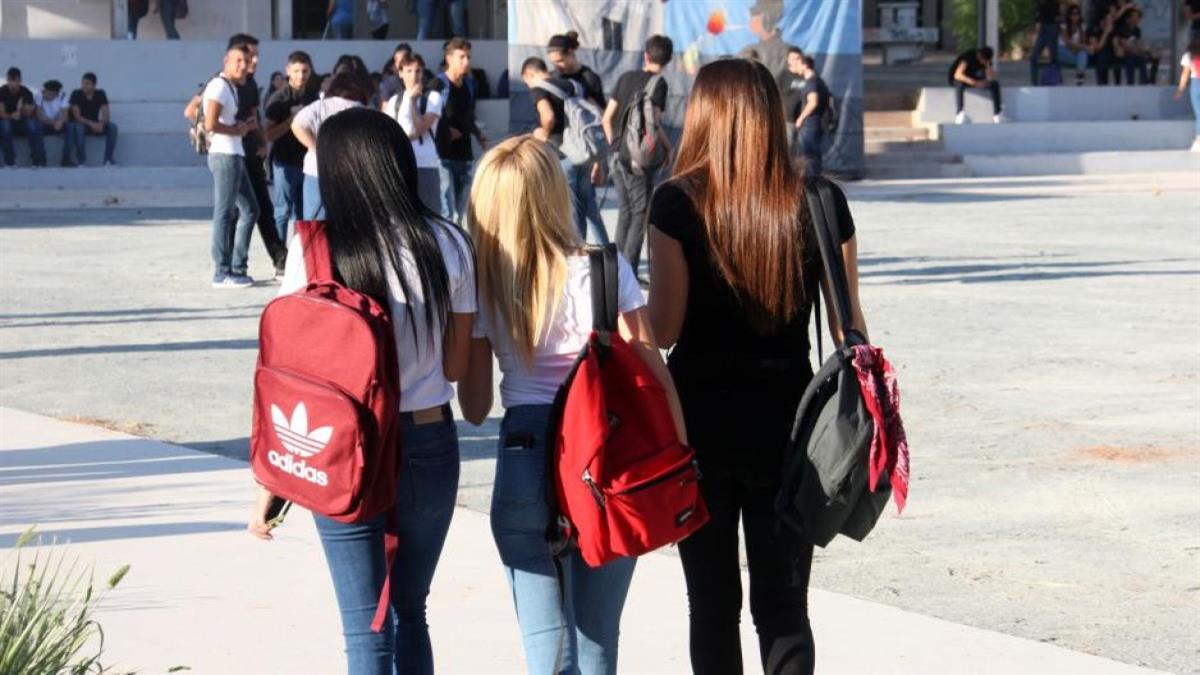 Γυμνάσιο στην Κύπρο απέβαλε 30 μαθητές λόγω εμφάνισης με το… καλημέρα σας!