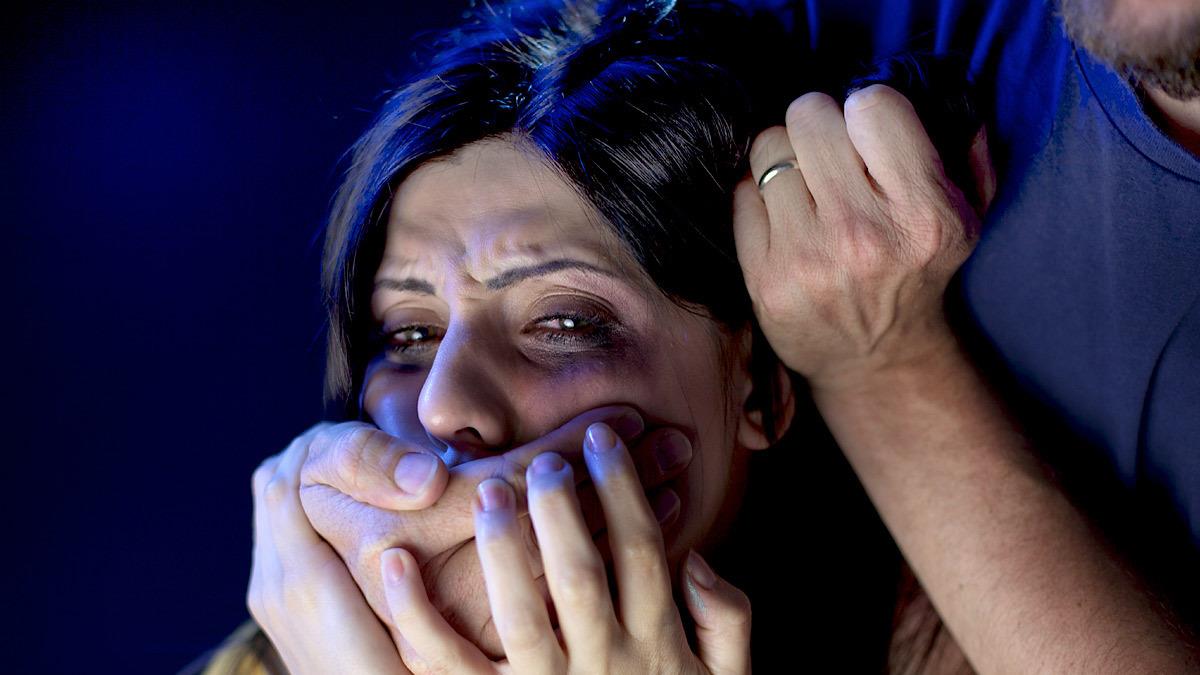 Τουρίστας βιντεοσκόπησε σύζυγο να χτυπάει την γυναίκα του και τον «έδωσε» στην αστυνομία