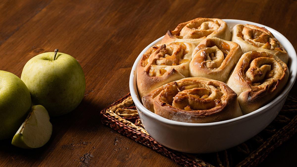 Πώς να φτιάξετε πεντανόστιμα ρολάκια με μήλο και κανέλα