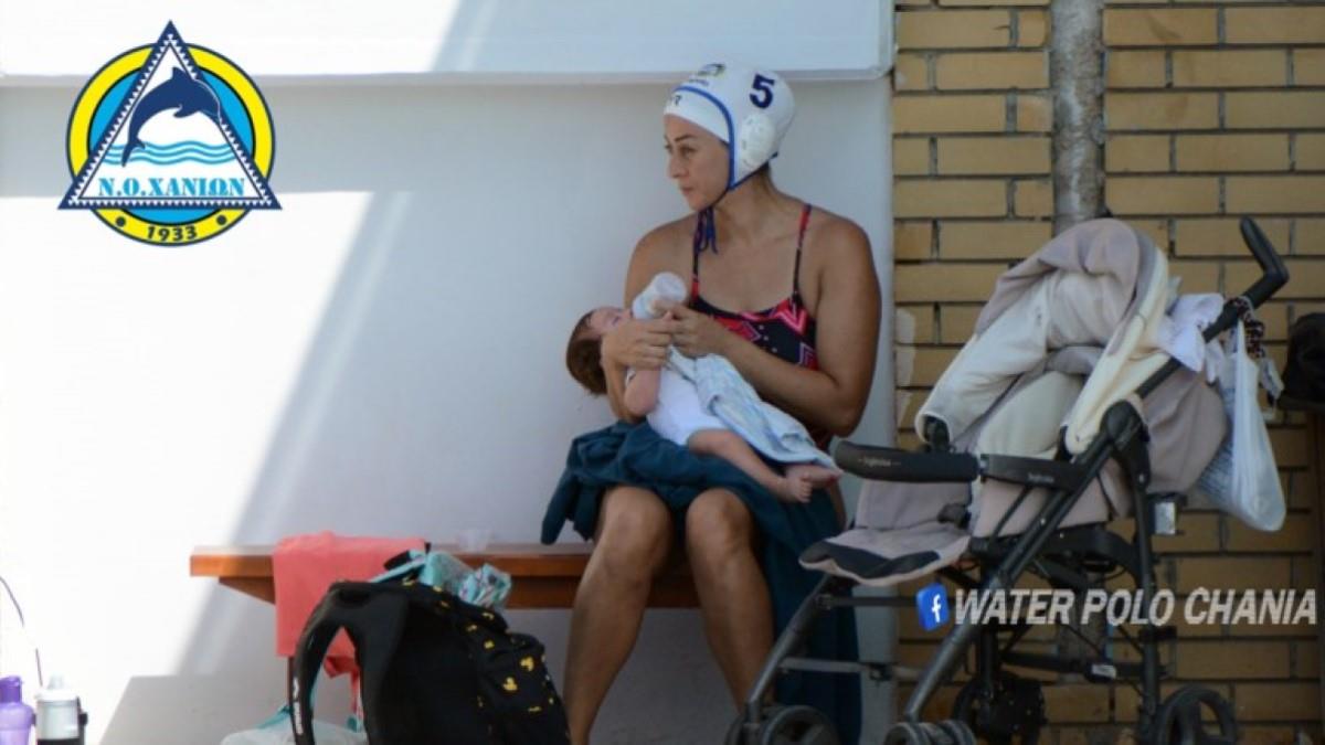 Η πιο γλυκιά εικόνα: αθλήτρια του πόλο ταΐζει το μωράκι της πριν την προπόνηση