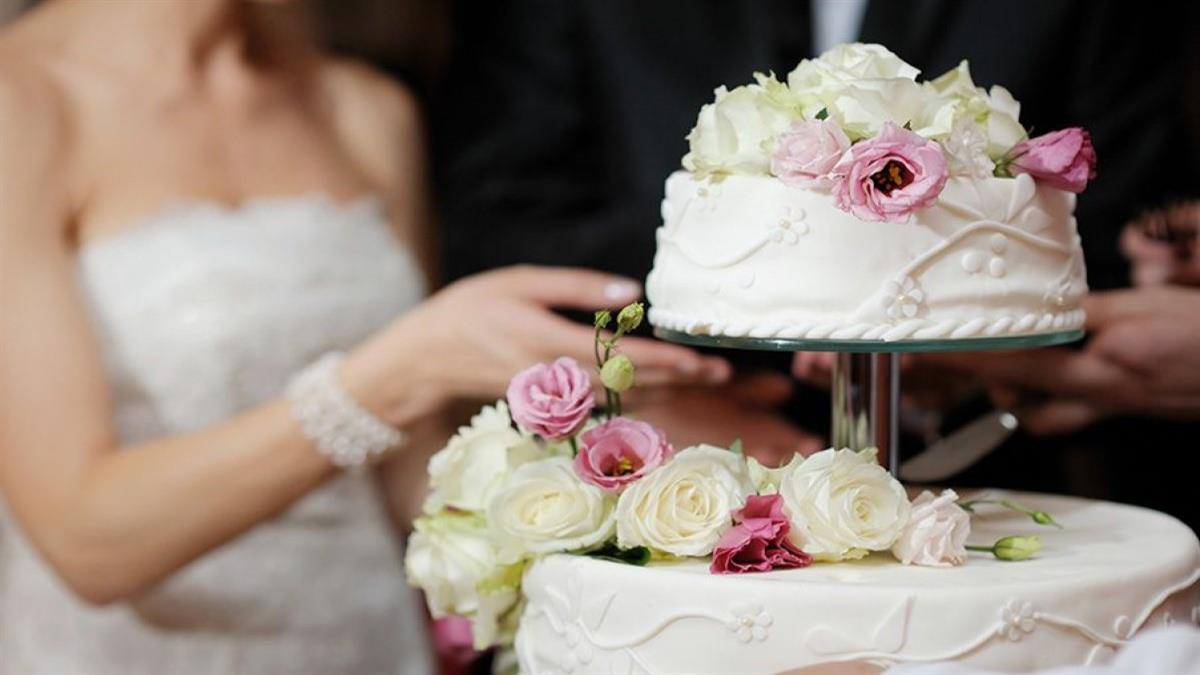 Νεόνυμφοι ζήτησαν λεφτά από όσους έφαγαν και 2ο κομμάτι τούρτα στη γαμήλια δεξίωση