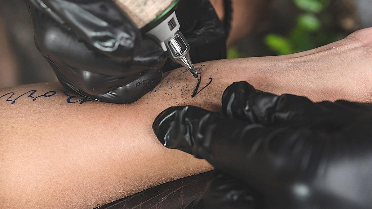 Mια tattoo artist εξηγεί γιατί δεν πρέπει να κάνεις τατουάζ το όνομα του παιδιού σου!
