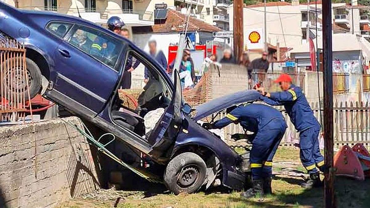 Τρομακτικό τροχαίο στην Καστοριά: αυτοκίνητο έπεσε σε αυλή παιδικού σταθμού