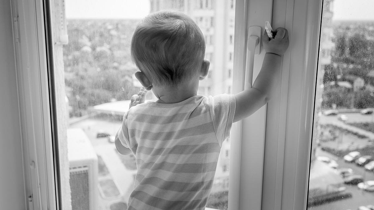 3χρονος που έπεσε από τον 2ο όροφο πολυκατοικίας παλεύει για τη ζωή του