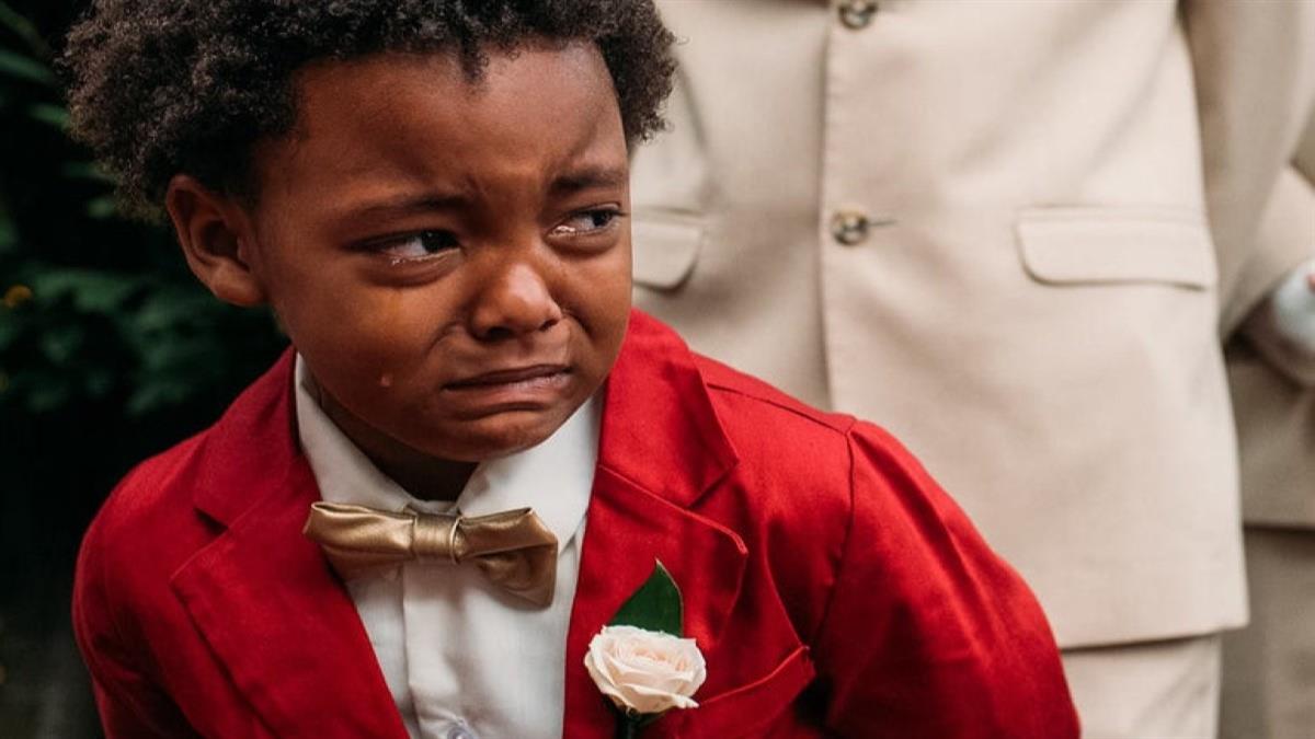 6χρονος κλαίει από χαρά ενώ βλέπει τους γονείς του να παντρεύονται