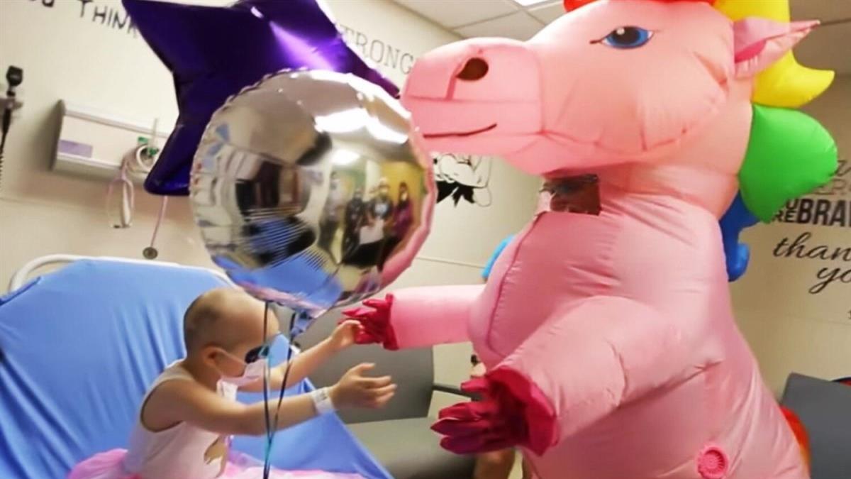 Γιατρός οργάνωσε πάρτι έκπληξη στην 4χρονη ασθενή του που νίκησε τον καρκίνο!