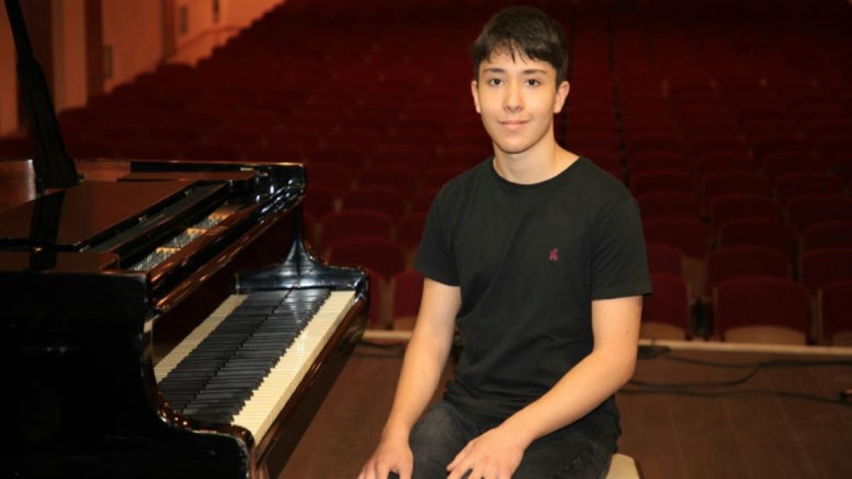 Ο 16χρονος Έκτορας βραβεύτηκε σε διεθνή διαγωνισμό πιάνου στην Αυστρία
