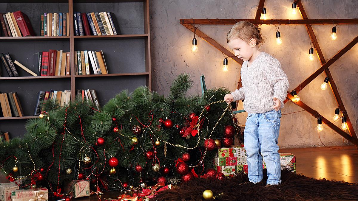 Πώς να στολίσεις το χριστουγεννιάτικο δέντρο για να μην το… γκρεμίσει το παιδί