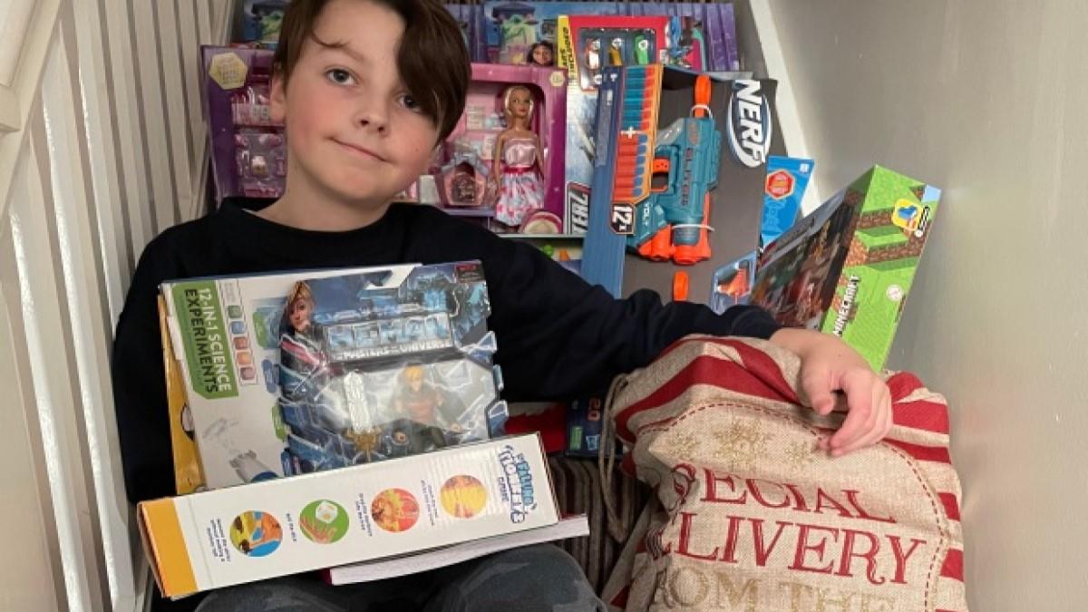 10χρονος αγοράζει παιχνίδια για να τα μοιράσει τα Χριστούγεννα σε παιδιά που έχουν ανάγκη