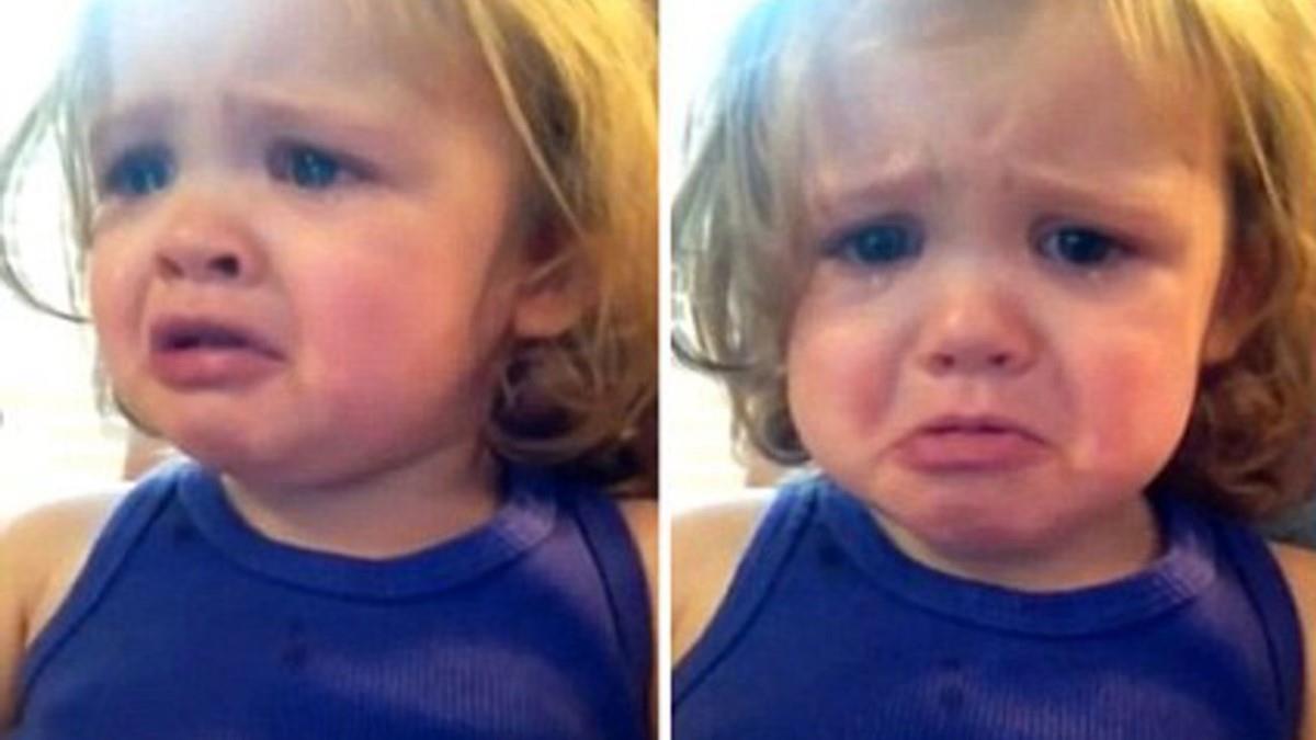 2χρονη βλέπει βίντεο από τον γάμο των γονιών της και… κλαίει από συγκίνηση!