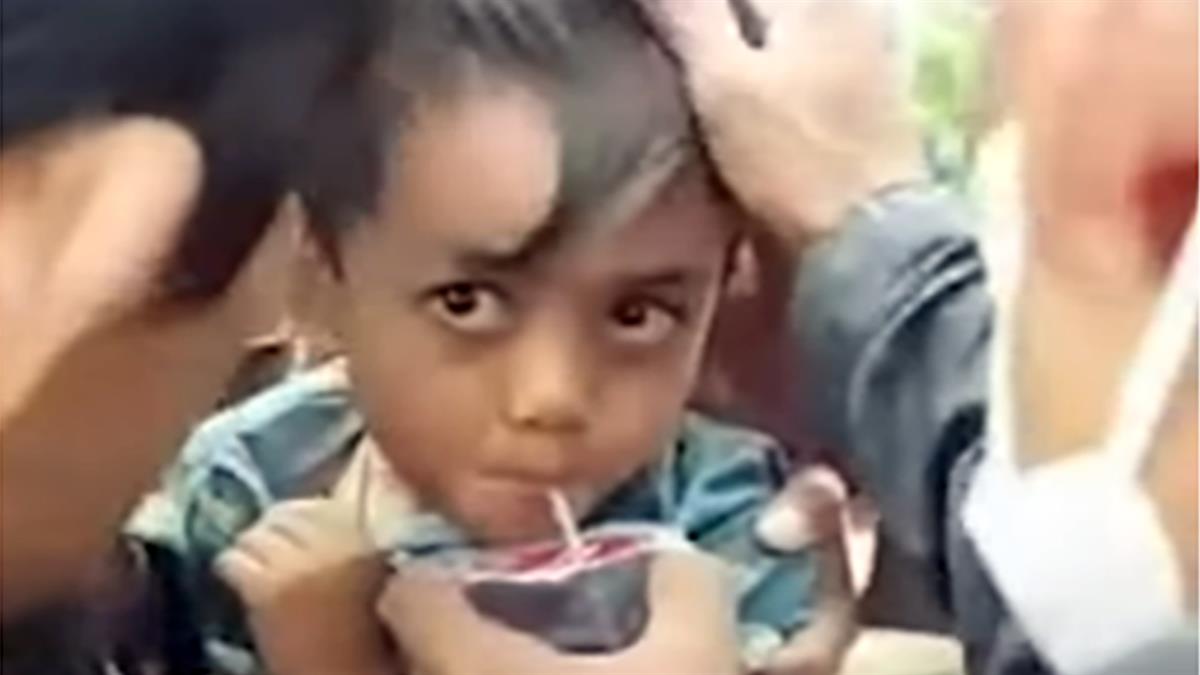 6χρονος σώθηκε από θαύμα: ανασύρθηκε ζωντανός από τα συντρίμμια μετά από μεγάλο σεισμό