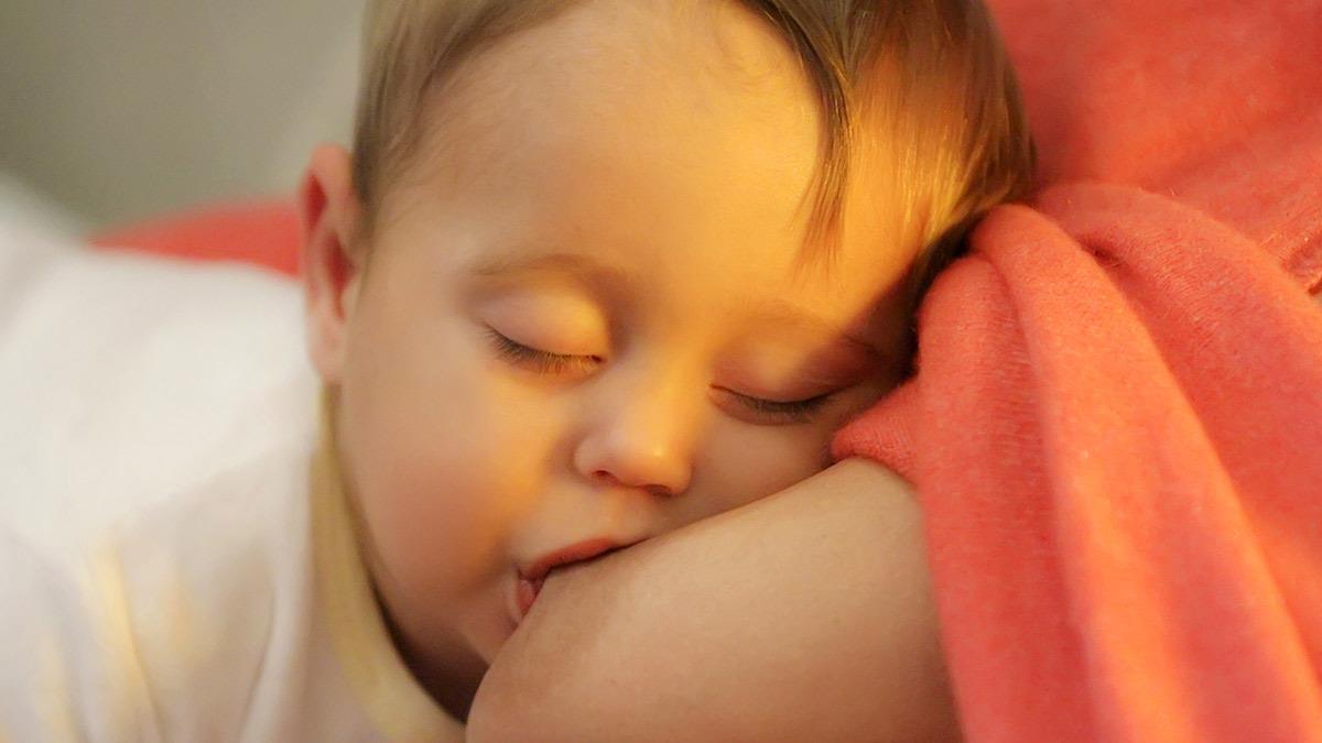 Το 1 έτους μωρό μου κοιμάται μόνο στην αγκαλιά μου και με τον θηλασμό. Τι να κάνω;