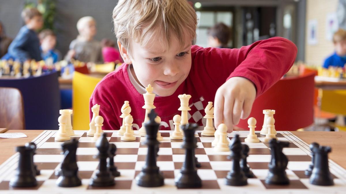 Κίνηση ματ για νηπιαγωγεία και δημοτικά: το σκάκι μπαίνει επίσημα στα ελληνικά σχολεία