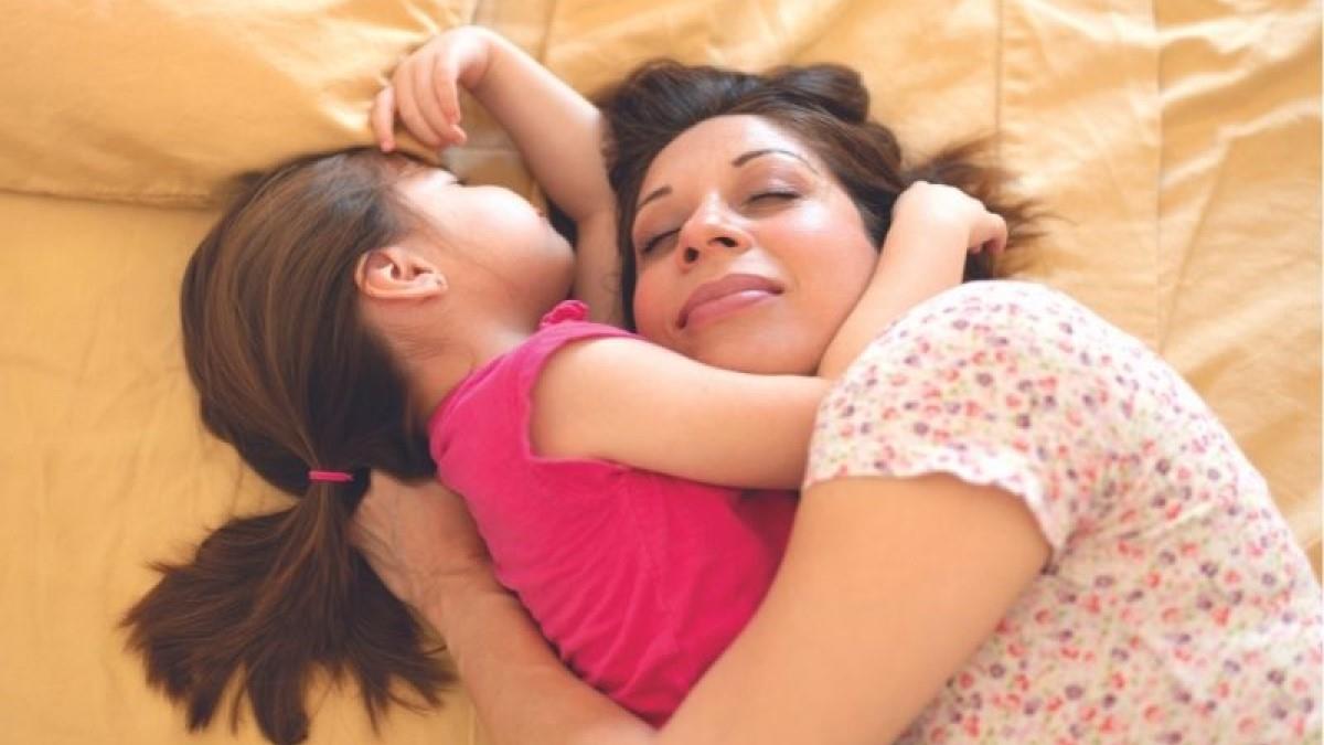 «Κοιμηθείτε αγκαλιά με τα παιδιά σας γιατί δεν υπάρχει τίποτα πιο όμορφο από αυτό»
