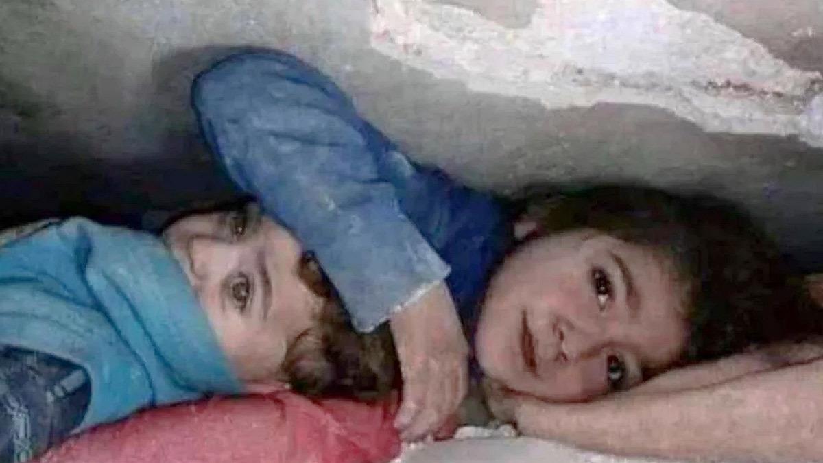 7χρονη στη Συρία προστάτευε επί 17 ώρες το κεφάλι του αδερφού της στα συντρίμμια