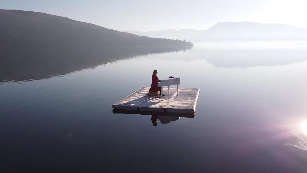 Μαγευτικό θέαμα στην Καστοριά: πιανίστρια σκορπά τις μελωδίες της στη μέση της λίμνης
