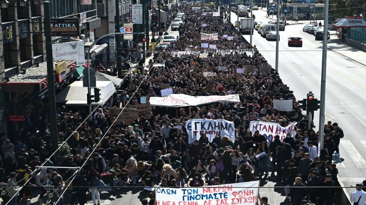 Ο Πειραιάς πλημμύρισε από μαθητές που διαδήλωσαν για την τραγωδία στα Τέμπη